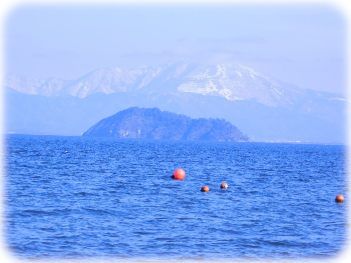 竹生島の遥向こうに湖東の山々